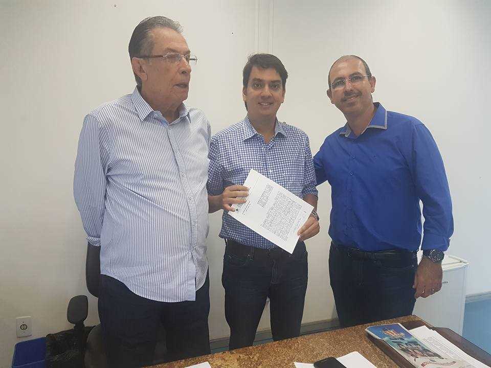 Trator presenteado pelo Deputado Pedro
